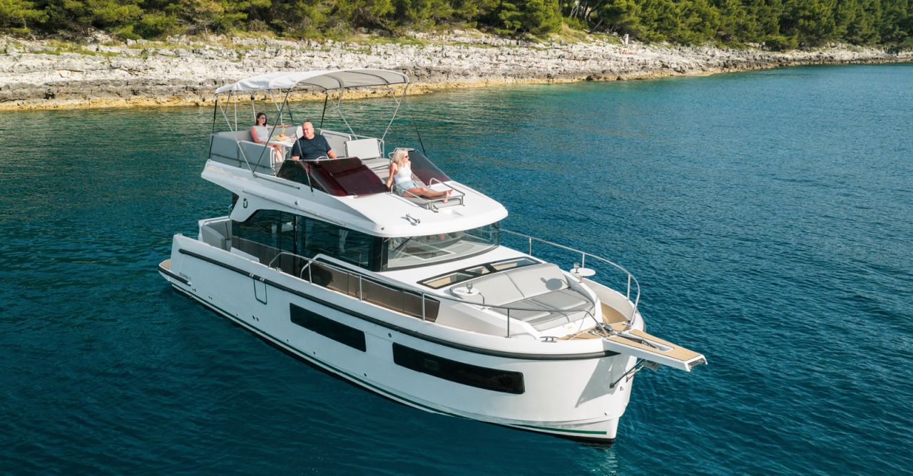 Delphia 11 FlyLounge motorisé 250 HP en avant-première à Cannes – Delphia