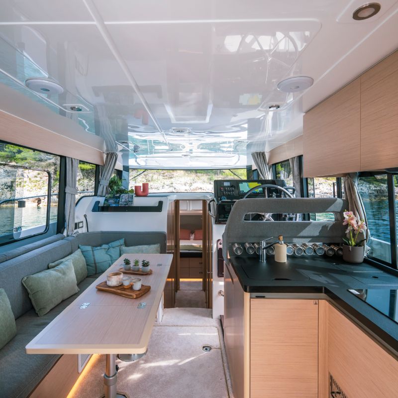 Delphia 11 FlyLounge motorisé 250 HP en avant-première à Cannes – Delphia