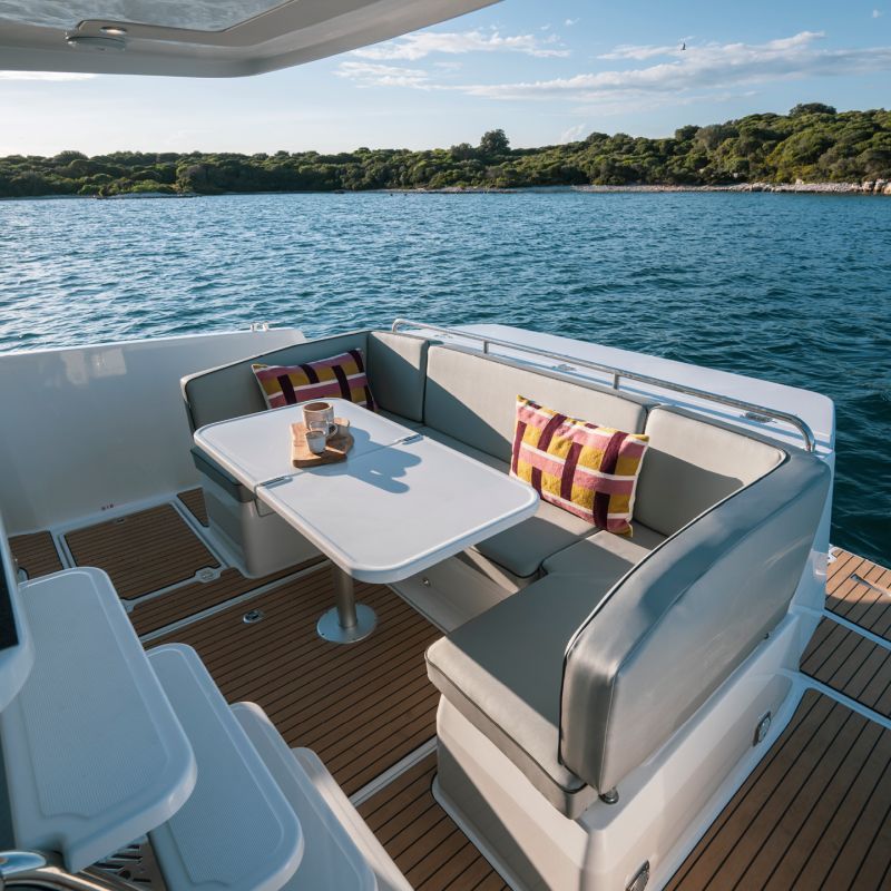 Delphia 11 FlyLounge motorisé 250 HP en avant-première à Cannes – Delphia