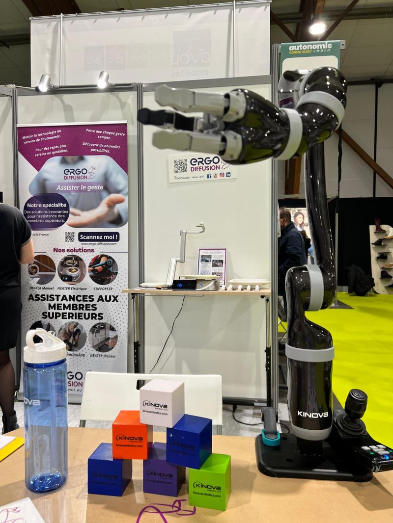 Jaco, bras robotisé sur fauteuil roulant électrique pour l'autonomie des membres supérieurs – Ergo Diffusion